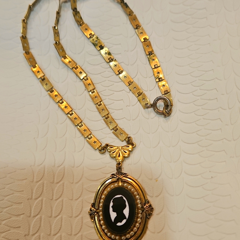 VTG CAMEO VICTORIAN CZECH STYLE GLASS CAMEO/SILHOUETTE GOLD TONE STAR NECKLACE